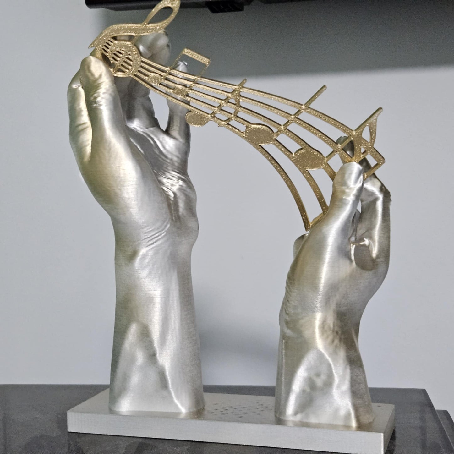 Melodyjne dłonie sculpture