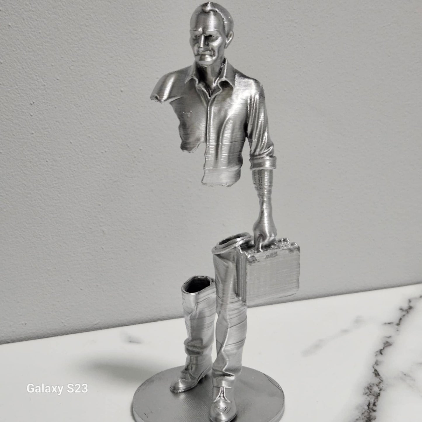 Traveler podróznik sculpture