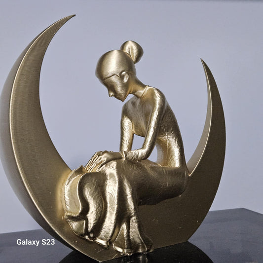 Kobieta na księżycu sculpture