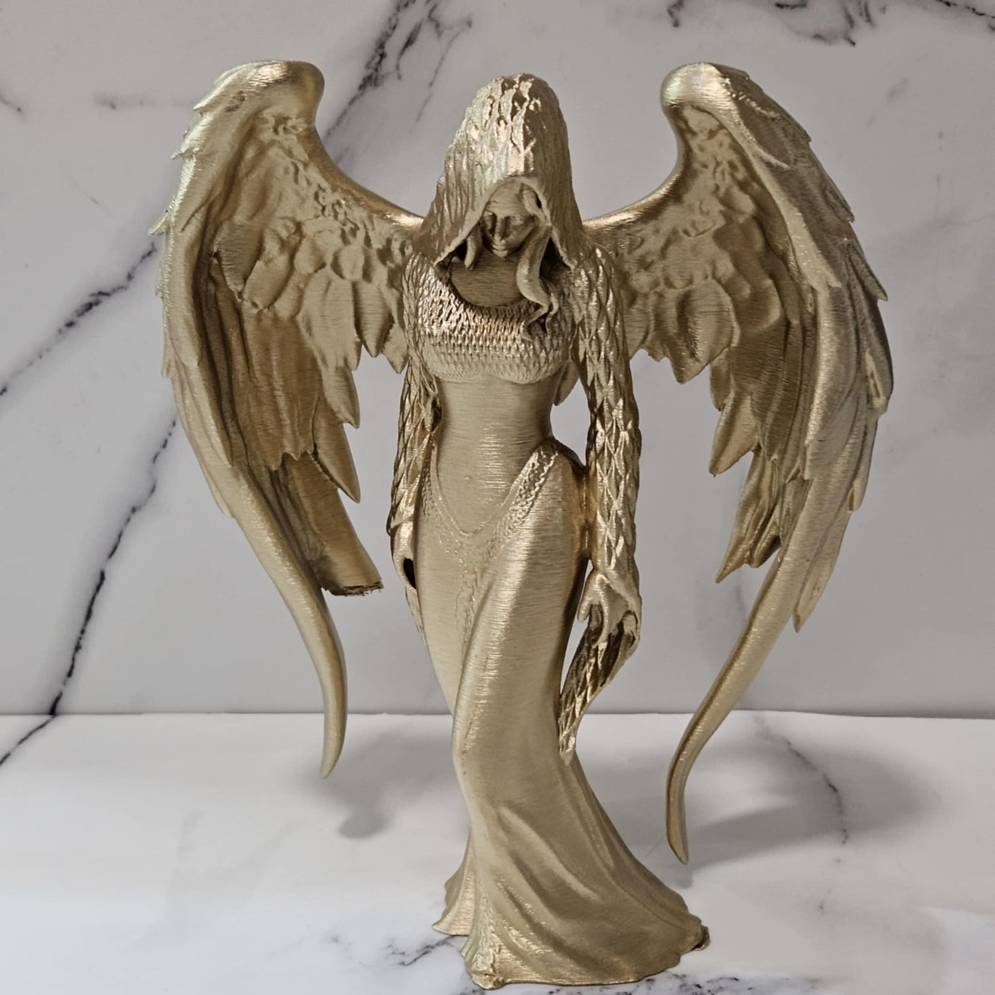 Anielica złota sculpture